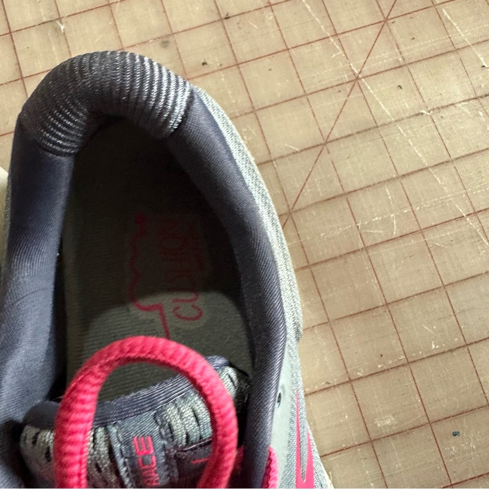 Brooks Womens running shoes in Grey and Pink Size 9 Medium - Picture 4 of 8
